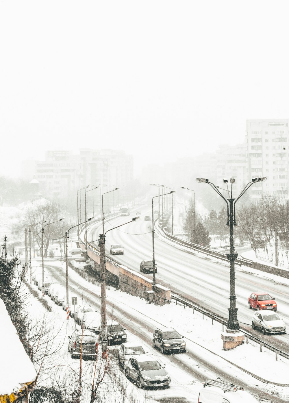 車両の通行証で覆われた道路の雪の空中写真