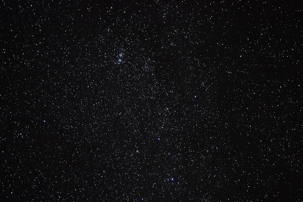 El cielo nocturno está lleno de estrellas