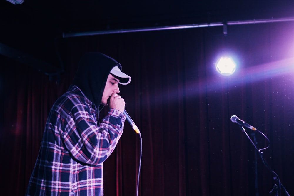 hombre cantando en el escenario