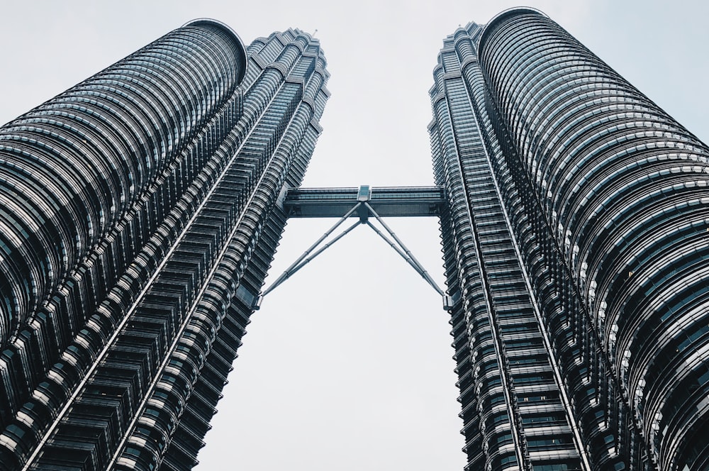 マレーシアのペトロナスタワーのローアングル写真