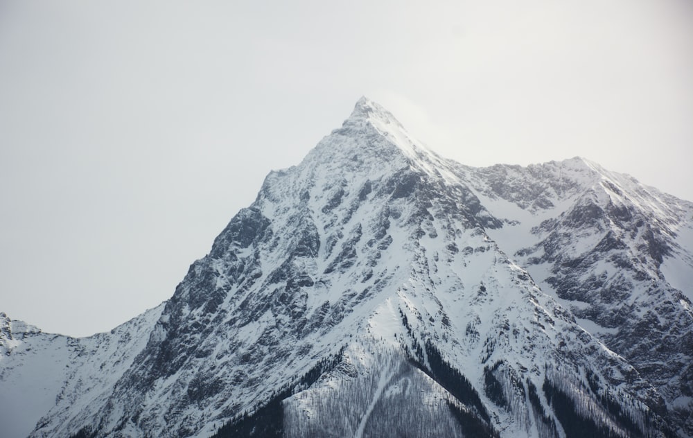 photo de paysage de montagne couverte de neige