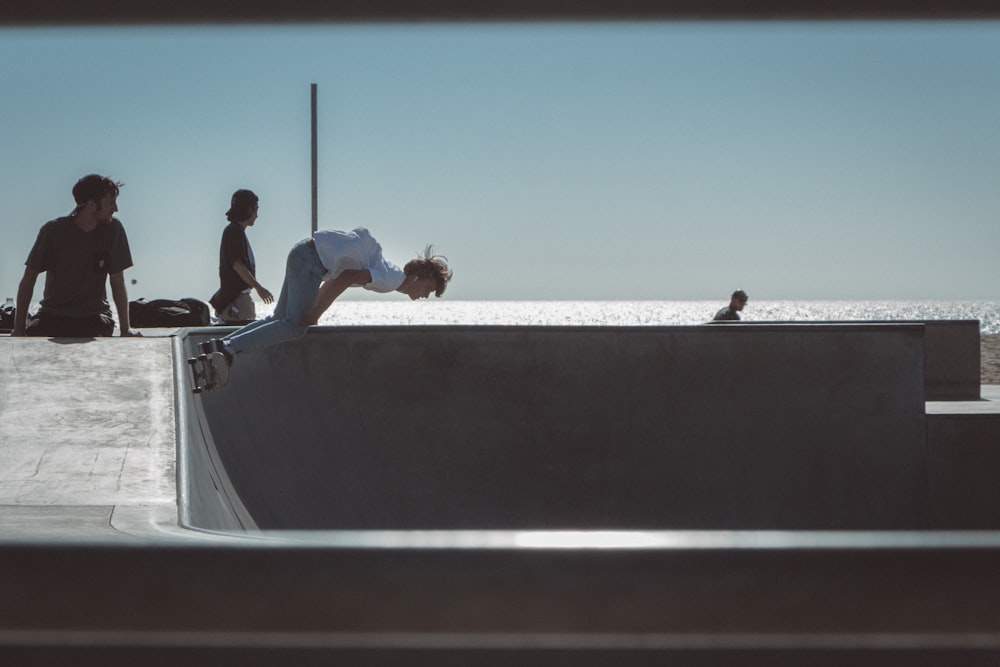 homme effectuant une planche à roulettes