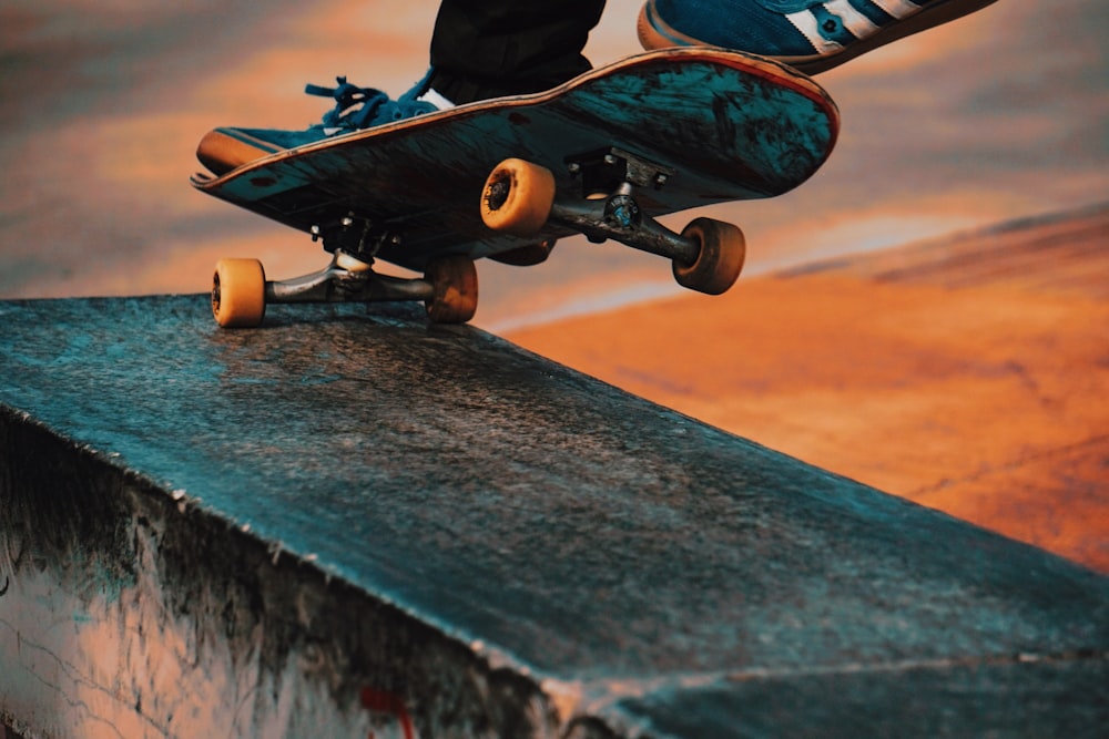 person doing kick flip trick photo – Free Skateboard Image on Unsplash