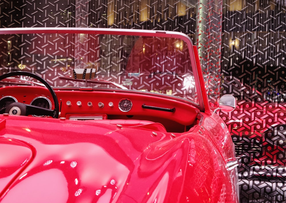 Coupé cabriolet rouge stationné