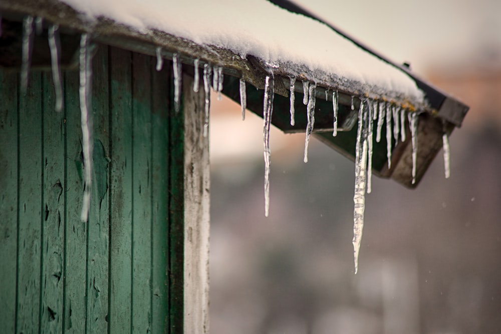 ghiacciato sul tetto con la fotografia ravvicinata della neve