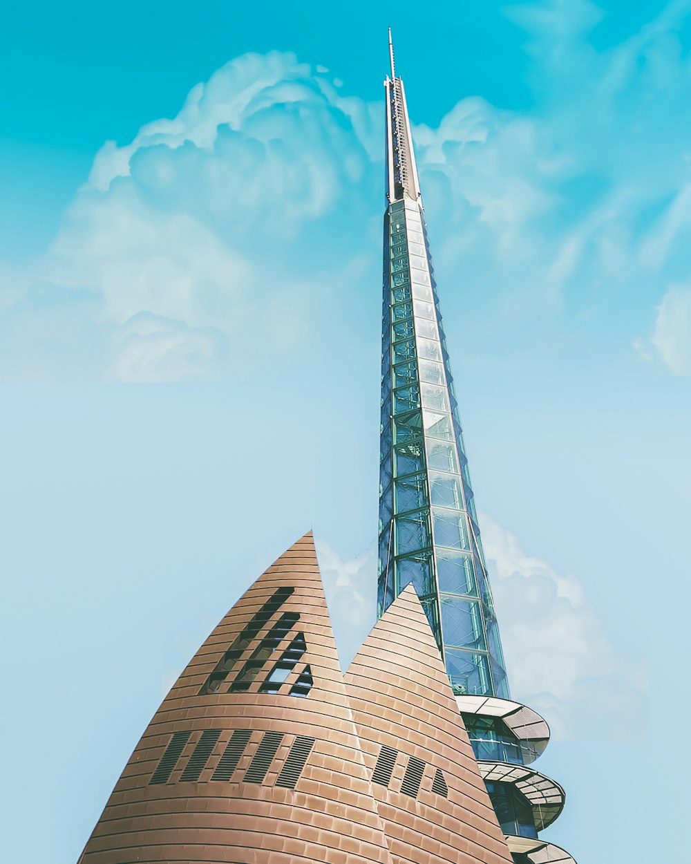 fotografia ad angolo basso della costruzione della torre della facciata-tenda sotto i cieli blu durante il giorno