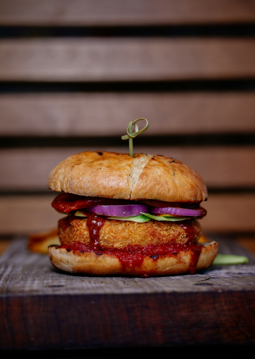 Fotografia de foco seletivo de hambúrguer em cima da mesa