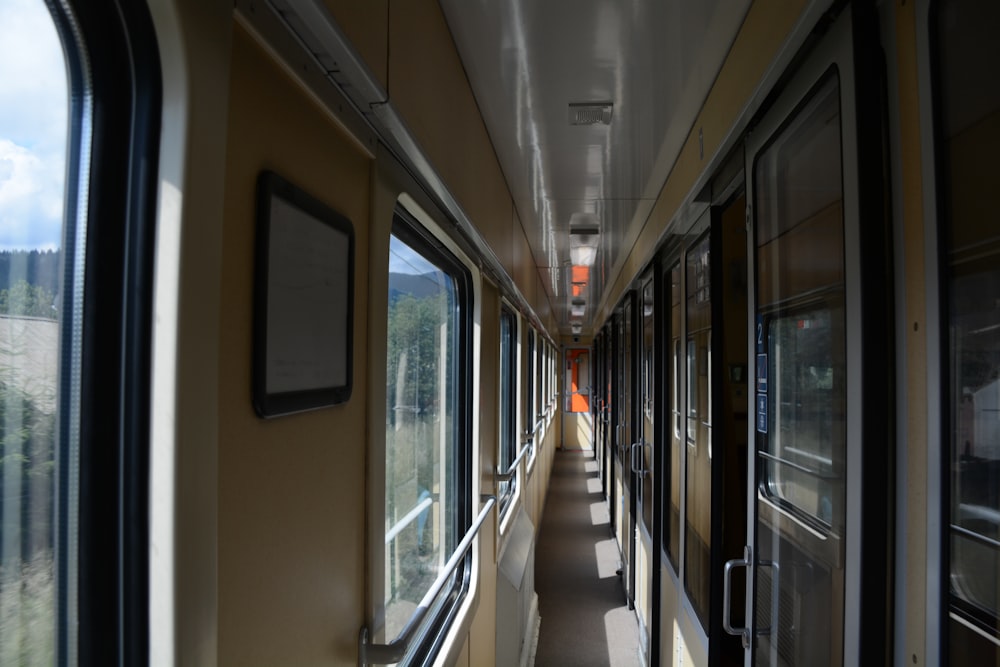 fotografia architettonica del corridoio dei passeggeri