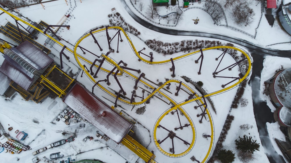 Fotografia aérea do trilho amarelo do trem