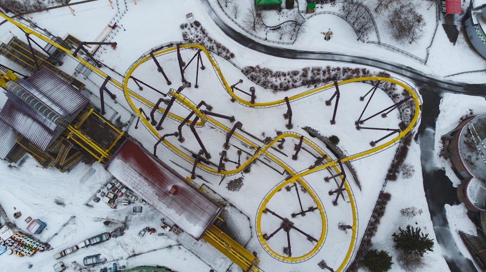 fotografia aerea della rotaia gialla del treno
