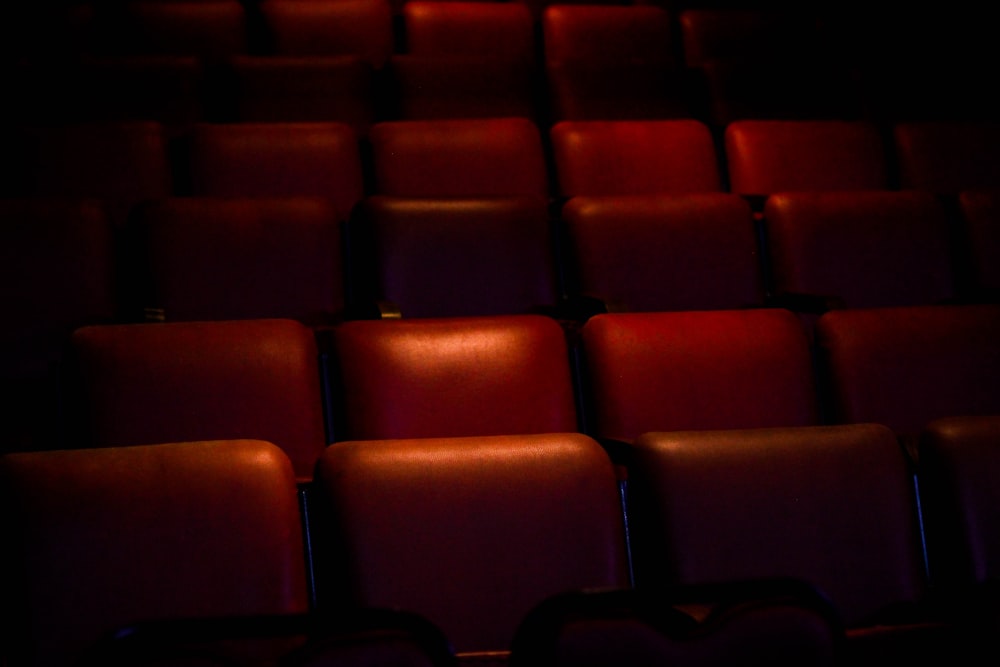 cadeiras de cinema vazias vermelhas
