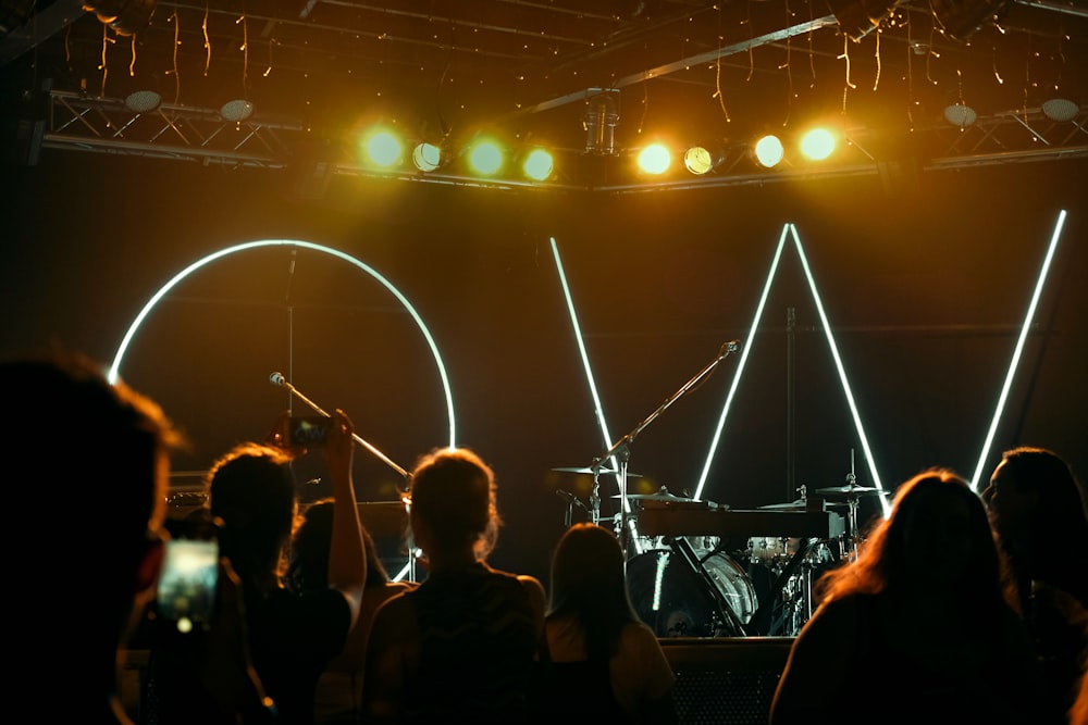 pessoas assistindo show no palco