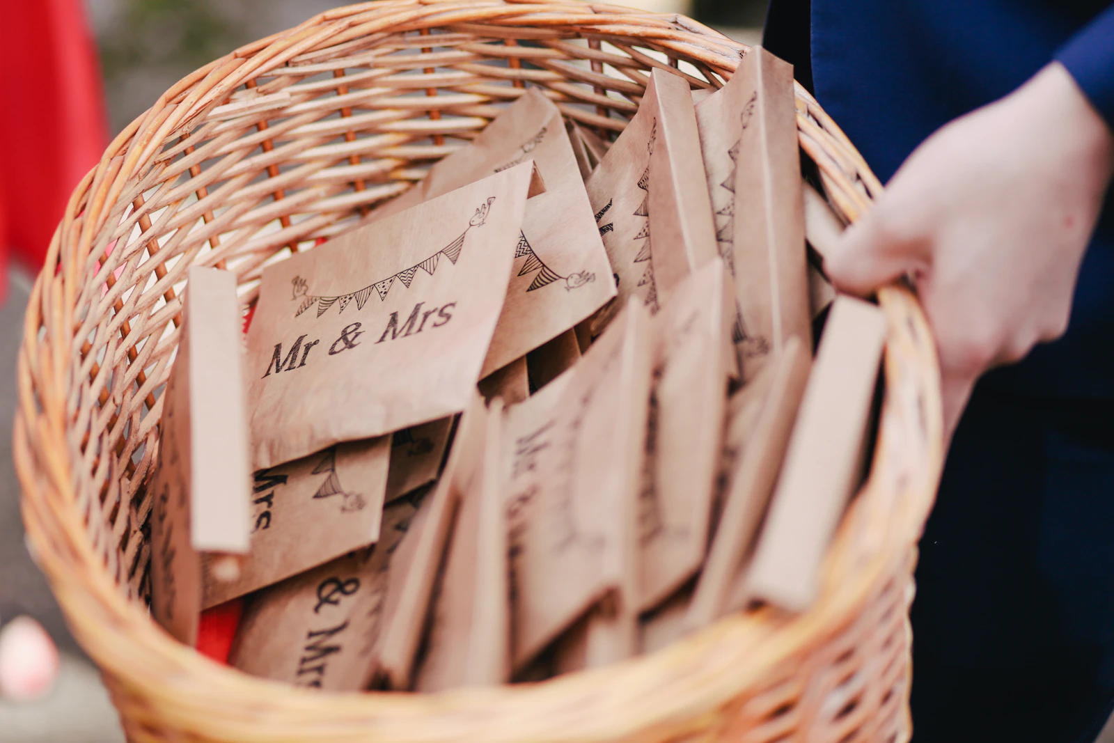 Panier d'enveloppes Mr et Mrs remises aux invités d'un mariage