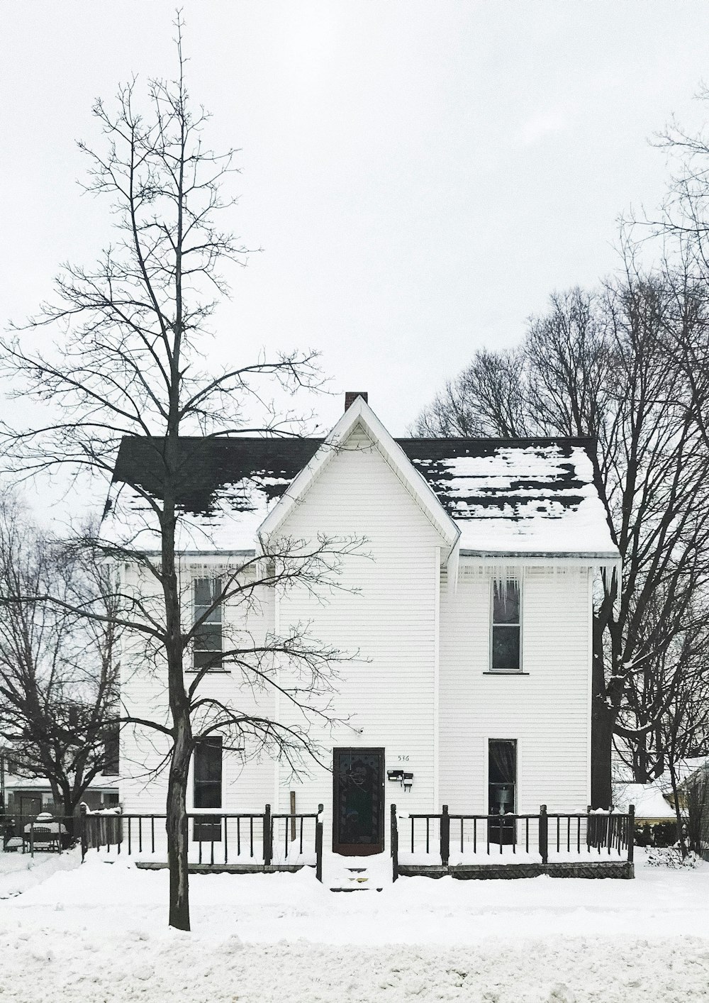 Weißes Haus mit Schnee bedeckt