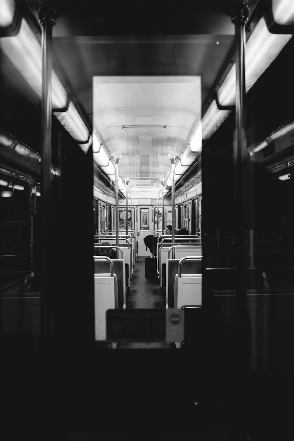 foto em escala de cinza do interior do trem