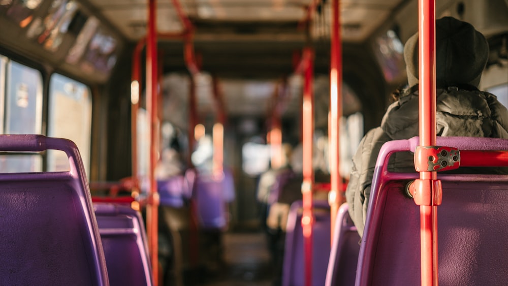 Persona in piedi nel veicolo di trasporto