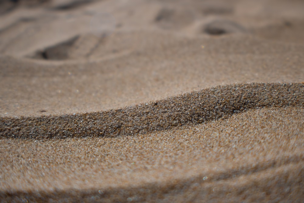 Fotografía de primer plano de arena marrón