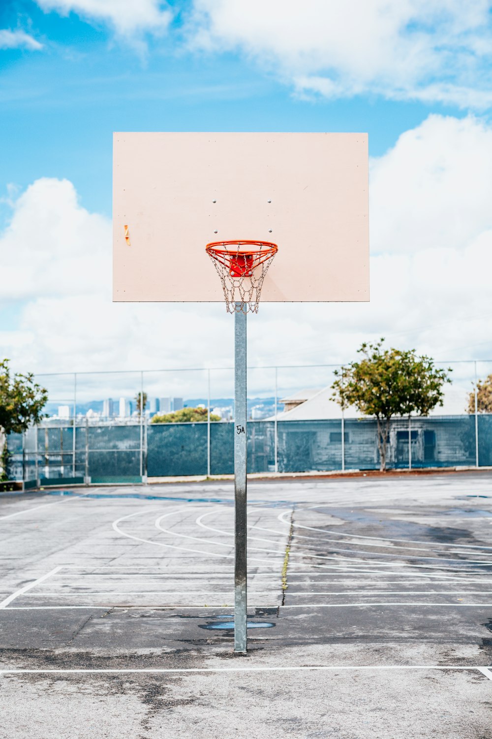 flacher Fokus des weißen und roten Basketballkorbs