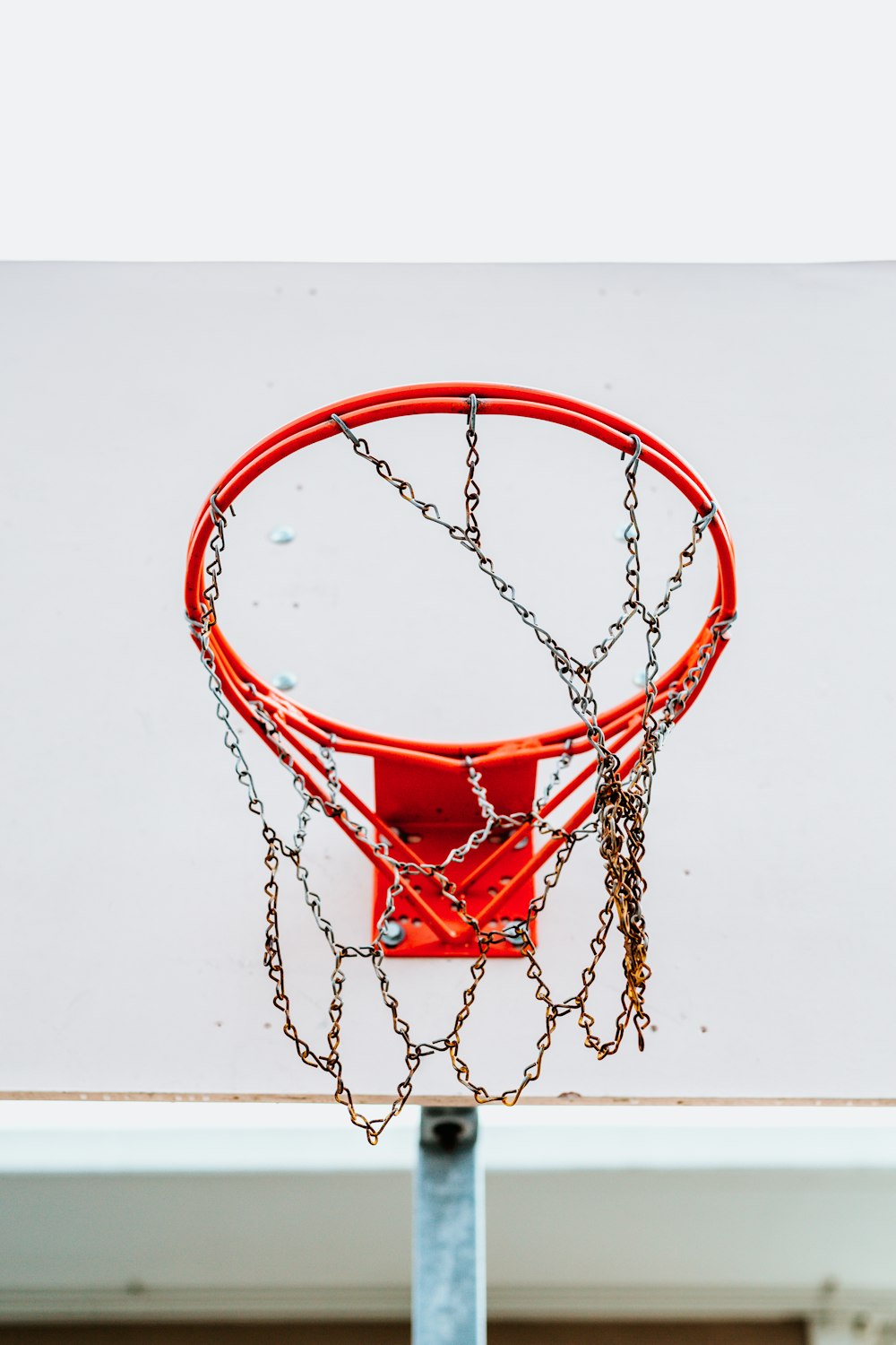 canestro da basket rosso e bianco