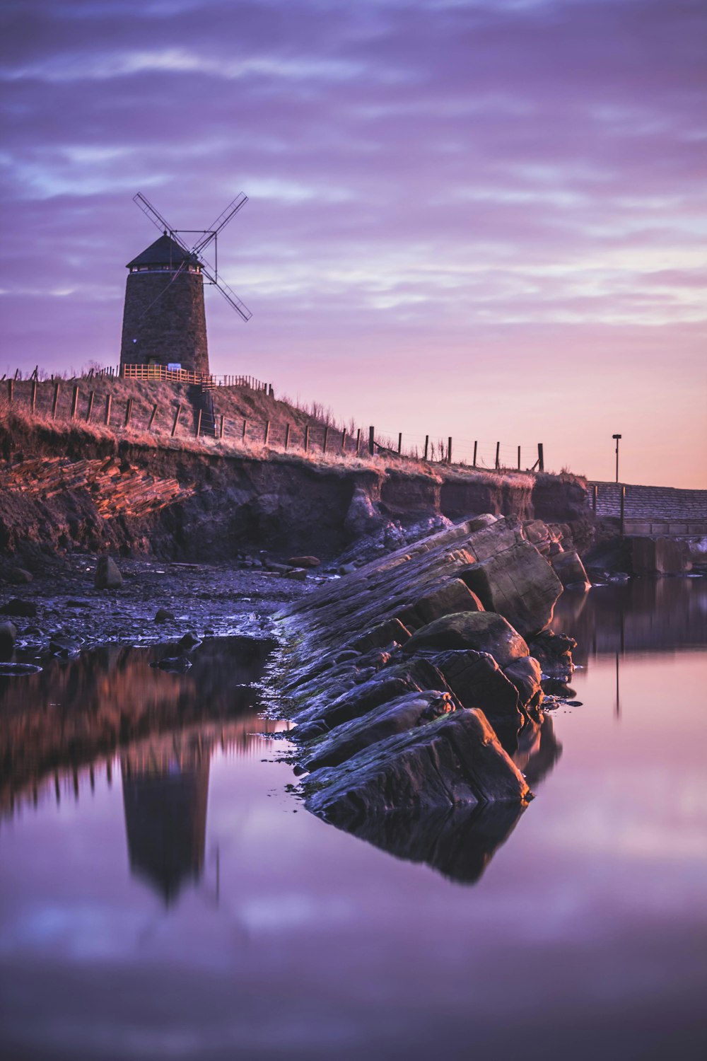 Moulin brun sous ciel nuageux