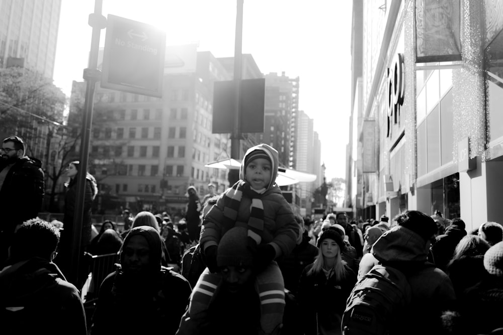 Photographie en niveaux de gris d’une foule de personnes