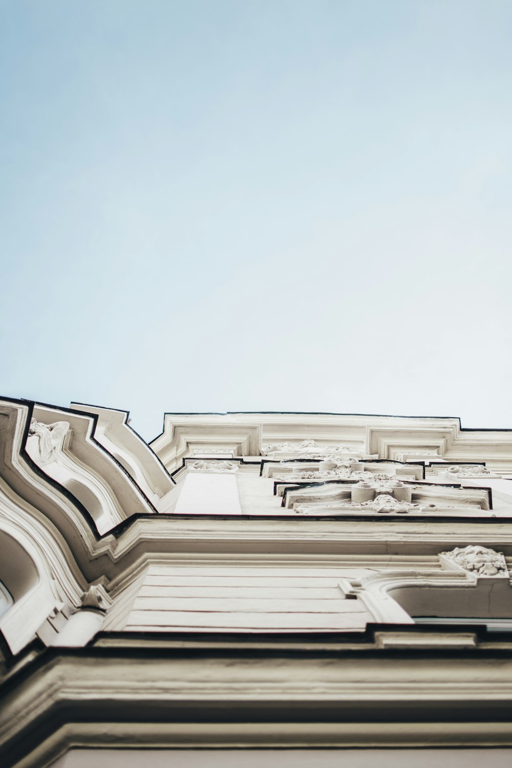 Fotografía de ángulo bajo de un edificio de hormigón blanco