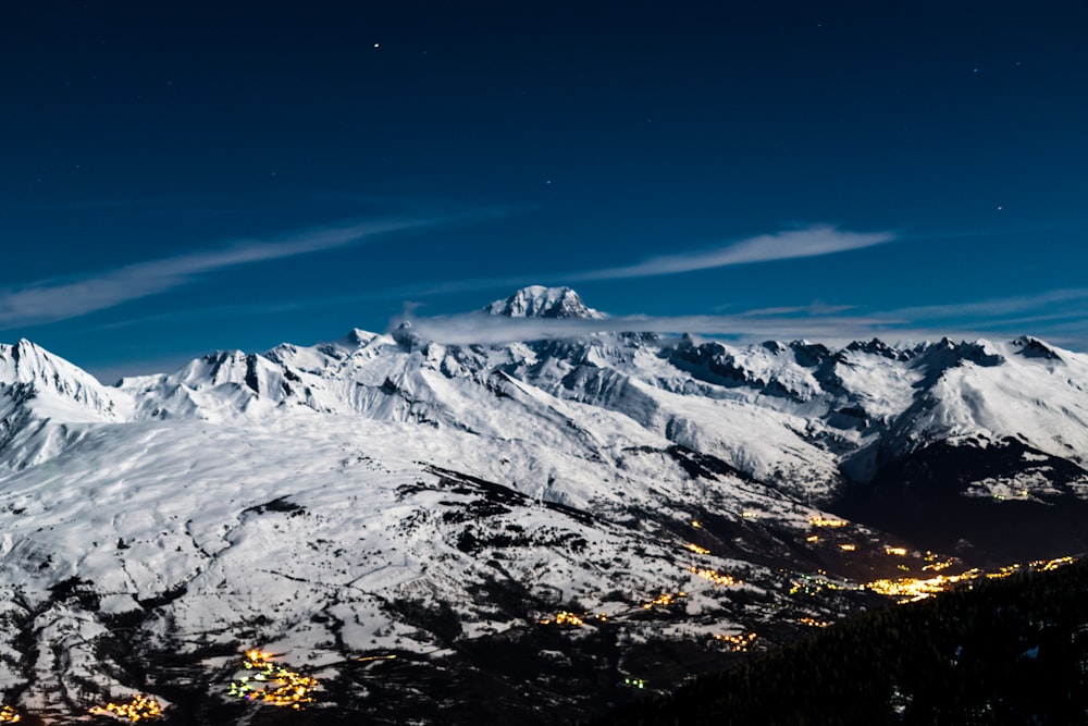 Photographie aérienne d’une montagne recouverte de glace