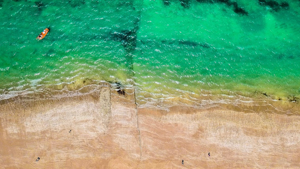 Fotografía aérea de la orilla del mar