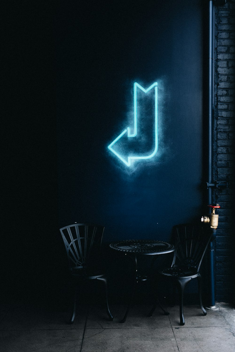 Table ronde en métal noir avec chaises