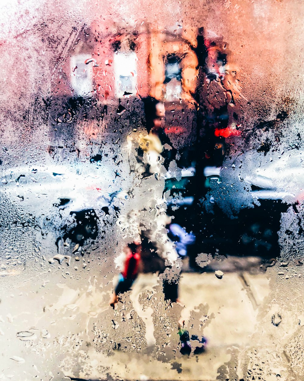 Foto de vidrio humedecido con vista de la persona que camina por el camino