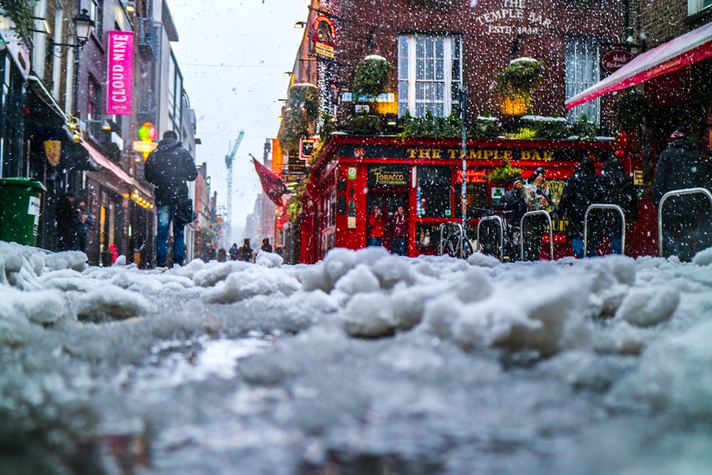 Eine Stadtstraße ist mit Schnee und Eis bedeckt
