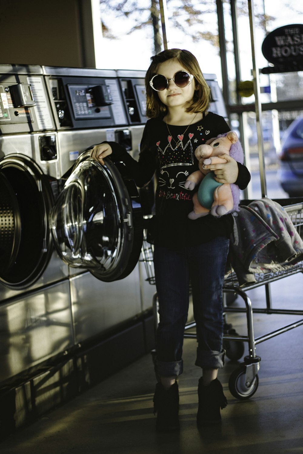 menina prestes a lavar seu brinquedo de pelúcia