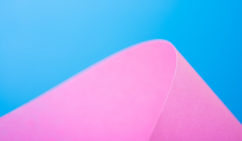 Un primer plano de un objeto rosa contra un cielo azul