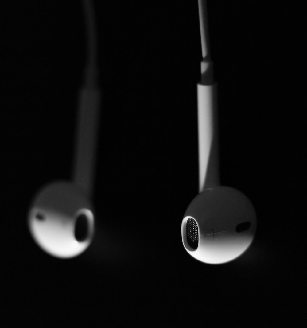 Apple EarPods photo – Free Black background Image on Unsplash