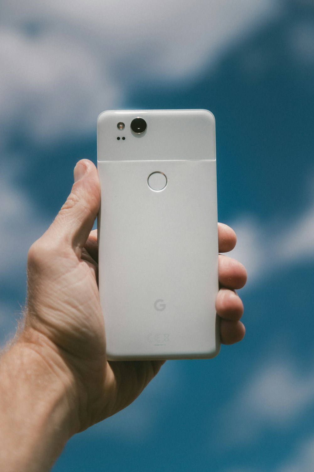 personne tenant un smartphone Google Android blanc