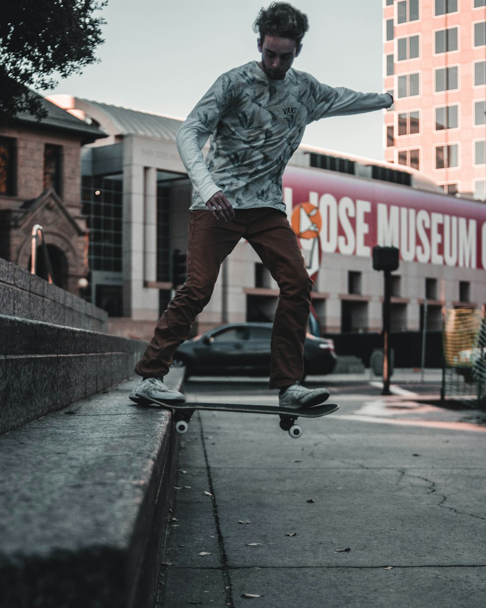 Mann spielt Skateboard auf Treppe