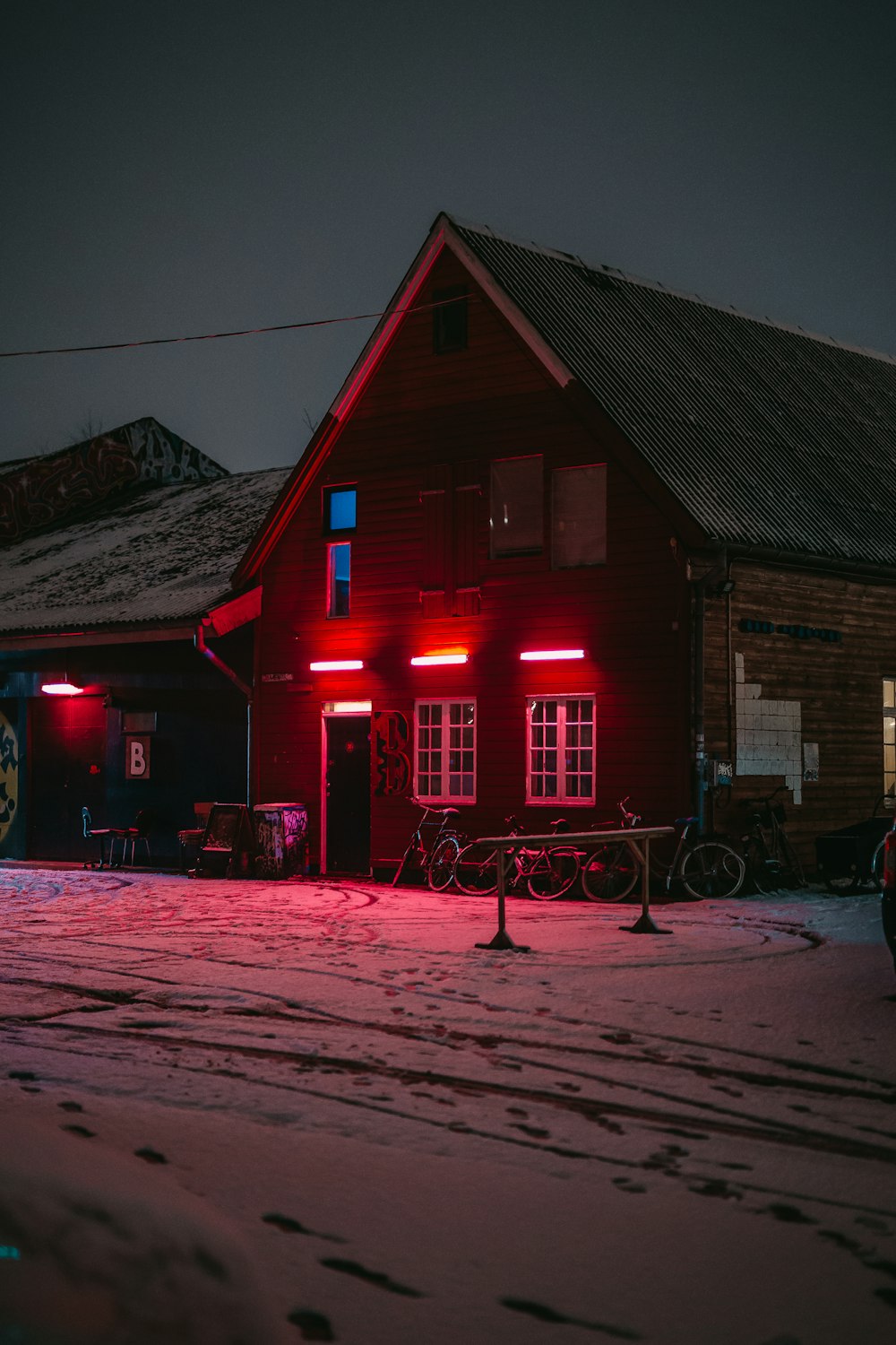 Maison brune dans un pays glacé