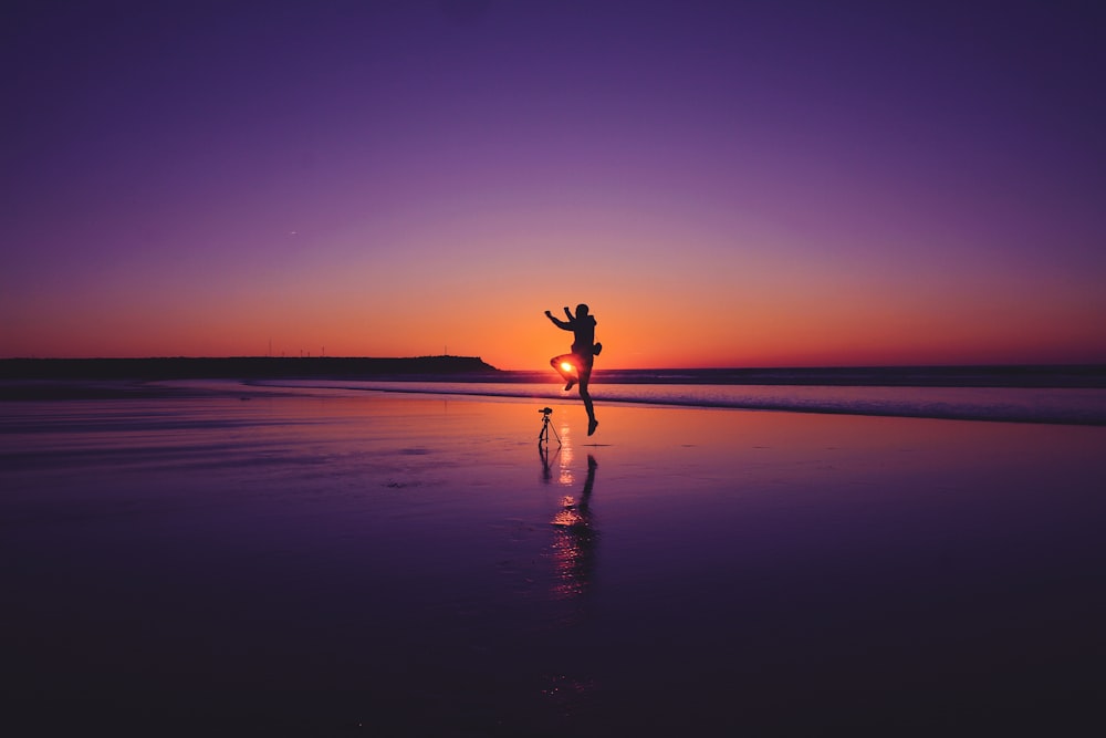 silhouette dell'uomo sulla spiaggia