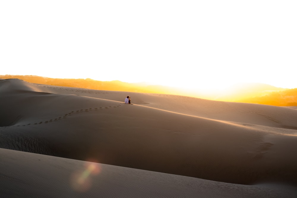 pessoa sentada no deserto