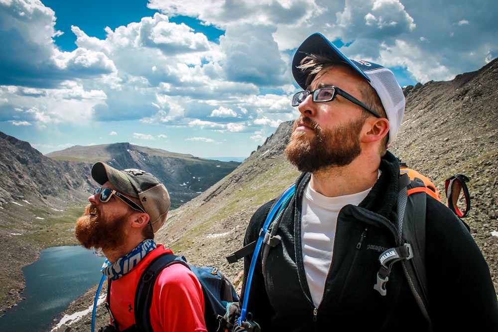 Dos excursionistas masculinos mirando al cielo