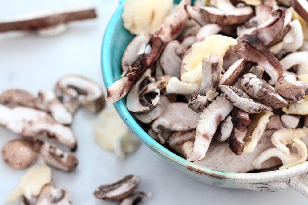 Champignons in Scheiben geschnitten in einer Schüssel