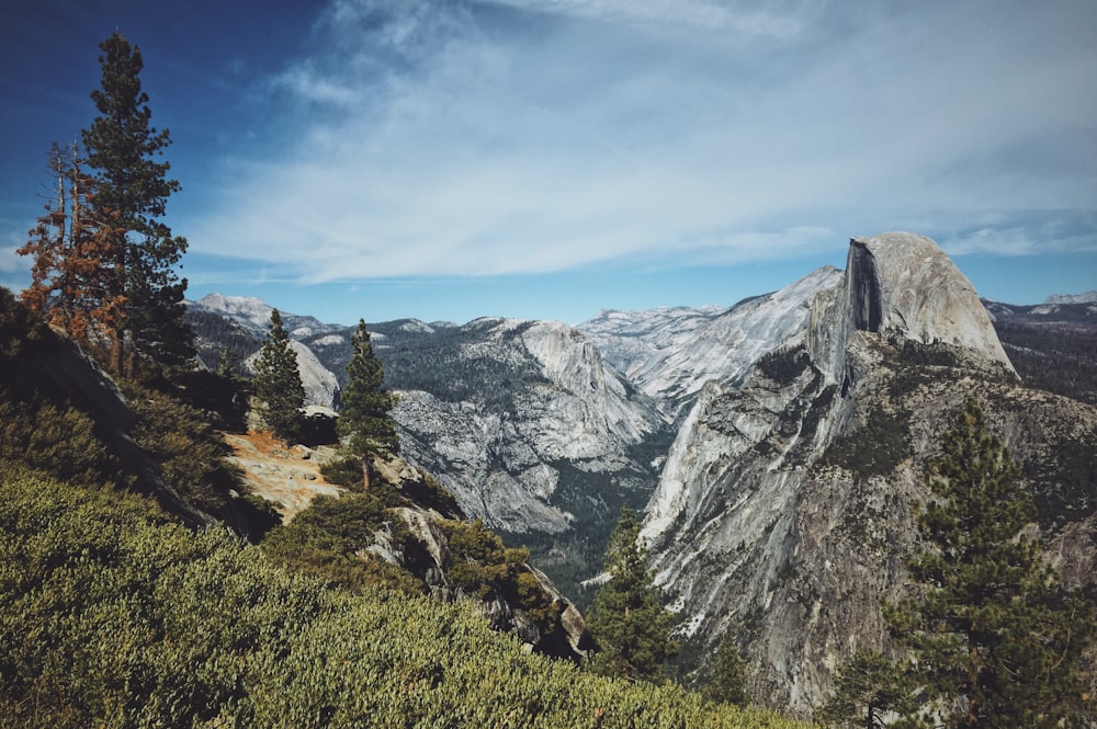 photographie de paysage de montagnes