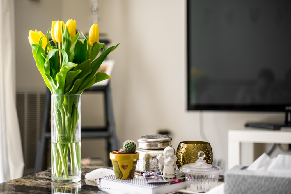 flores amarelas da tulipa dentro do vaso na mesa