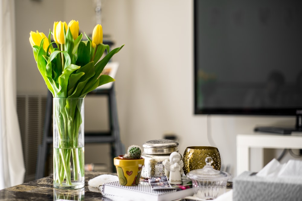 fiori di tulipano gialli all'interno del vaso sul tavolo