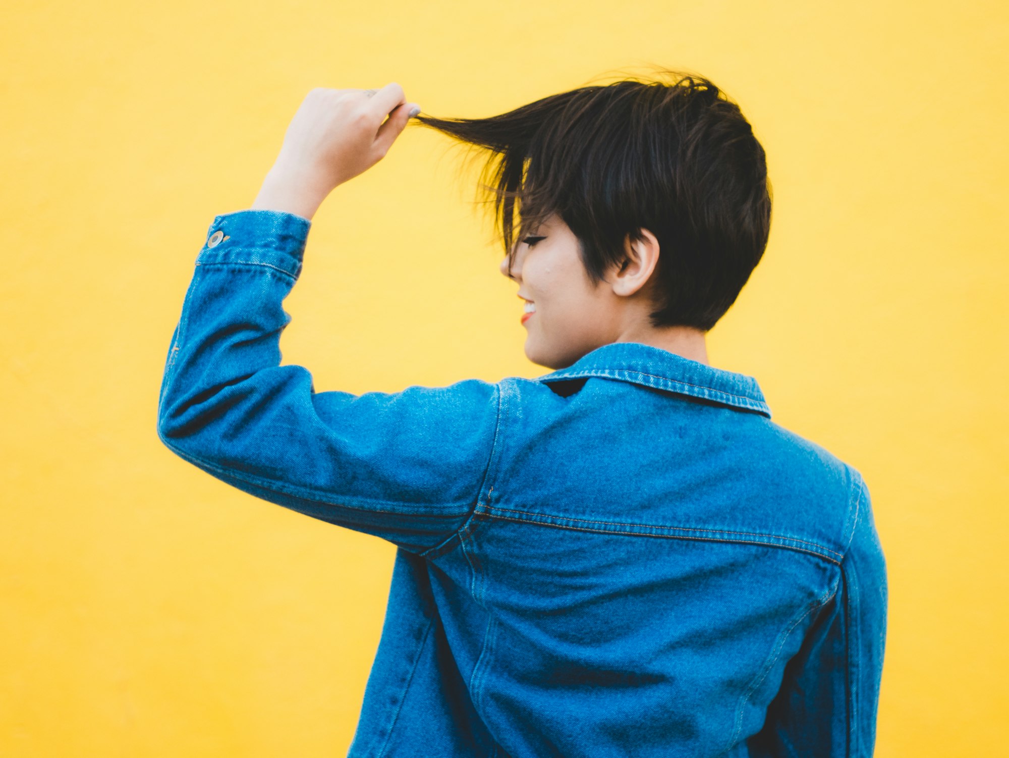 Menina de perfil com cabelo curto