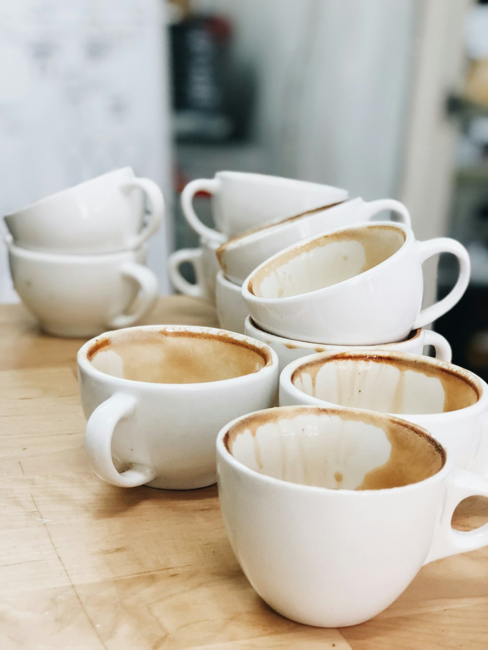 白い陶磁器のコーヒー カップのロット