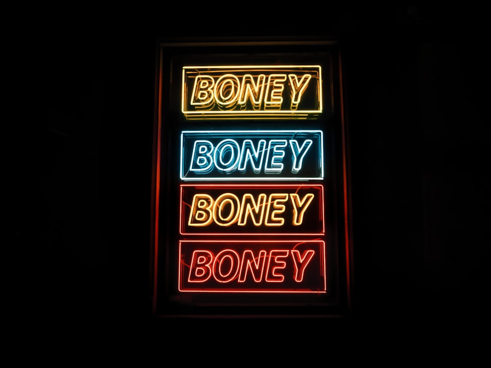 foto dell'insegna al neon Boney gialla, blu e rossa