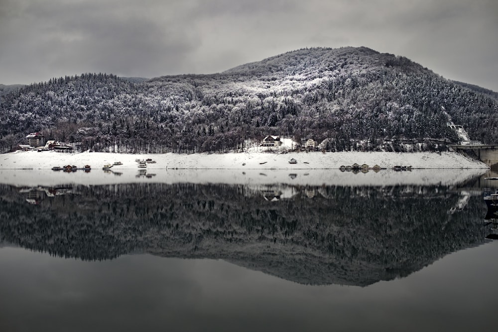 Landschaftsfotografie von Bergen mit Gewässer am Grund