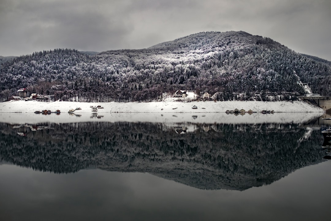 travelers stories about Highland in Lake Izvorul Muntelui, Romania