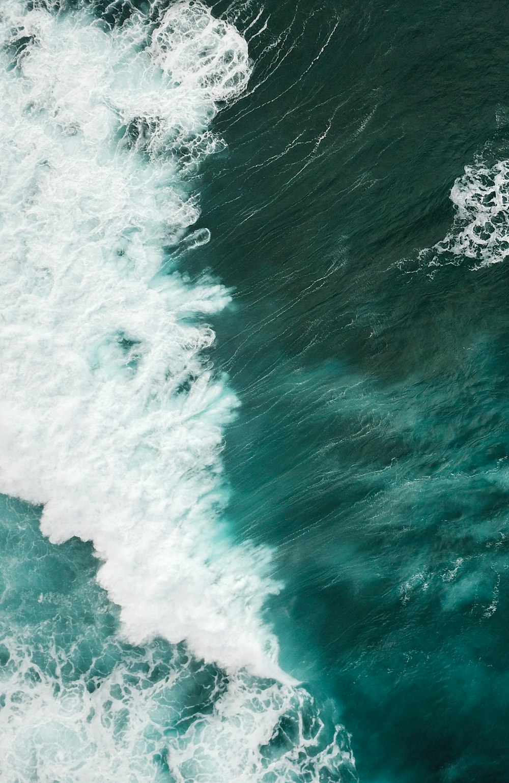 Toma aérea de olas de agua